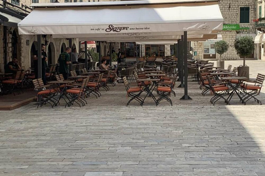 Nema gostiju na primorju, puste plaže i trgovi