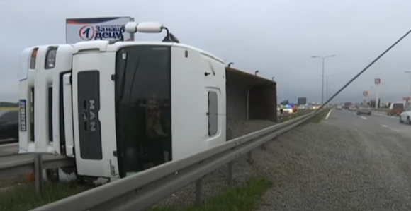 Na auto-putu prevrnuo se šleper, rasut pijesak