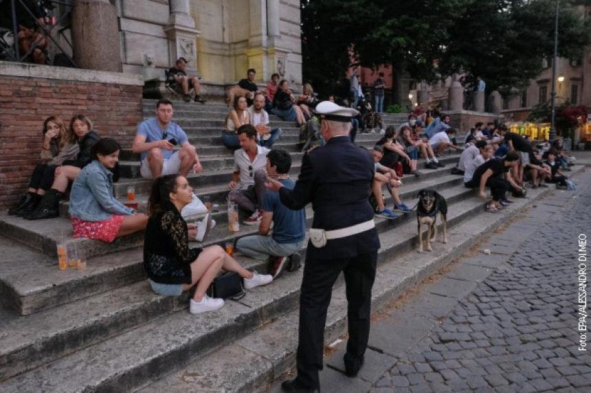 Za poljubac ili zagrljaj u Italiji kazna 400 evra