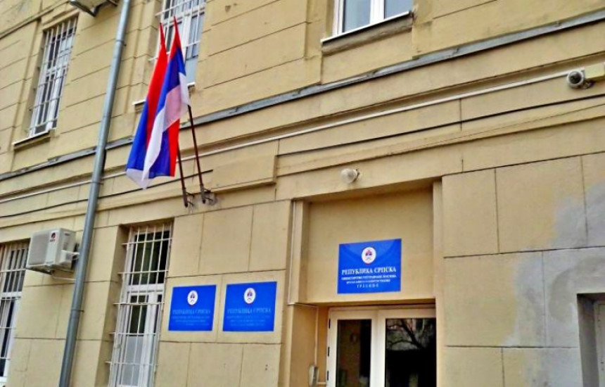 Trebinje: Osoba zaražena koronom šetala ispred zgrade