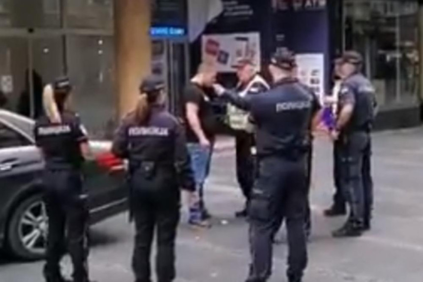 Pijan uletio autom u pješačku zonu Knez Mihailove ulice