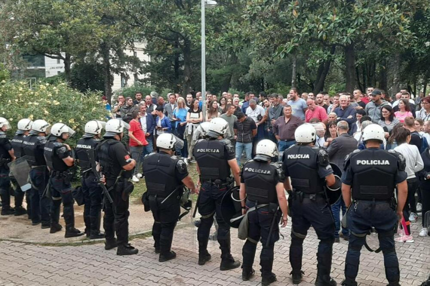 Građani se okupili ispred ulaza u zgradu Tužilaštva