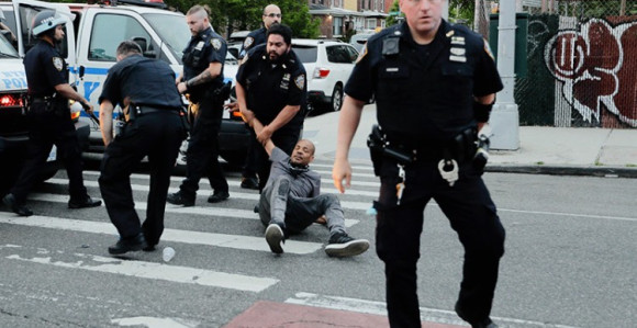 Policajci širom SAD nakon smrti Flojda odlaze iz službe