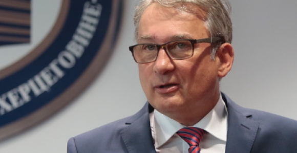 Umjesto da podnese ostavku, Tegeltija opravdava nerad!