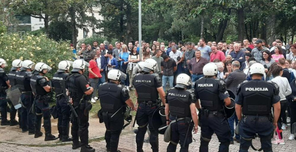 Građani se okupili ispred ulaza u zgradu Tužilaštva