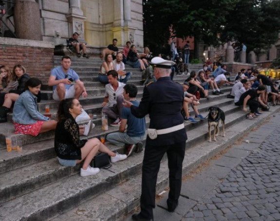 Za poljubac ili zagrljaj u Italiji kazna 400 evra