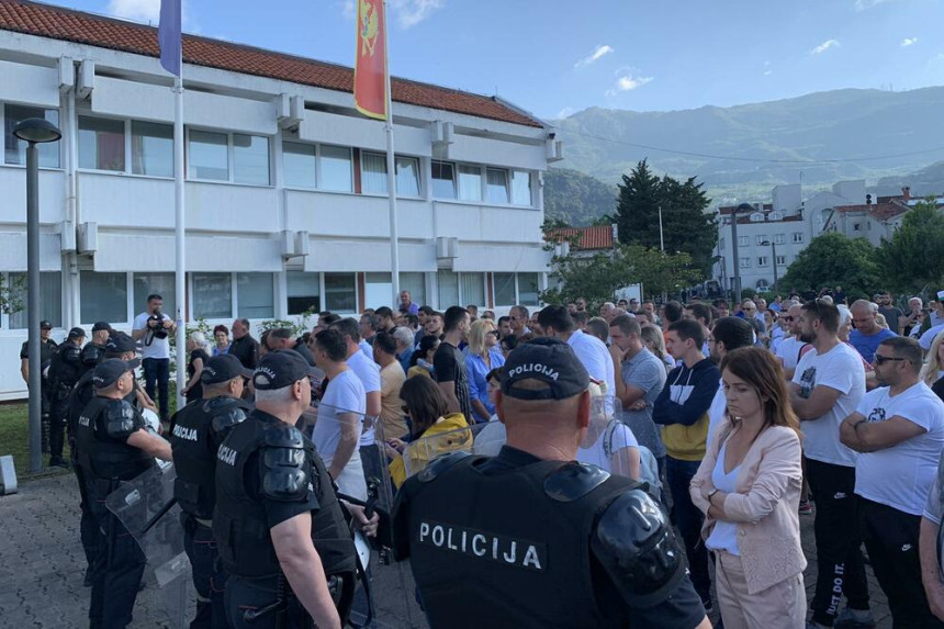 Opet gužva ispred SO Budva, policija čuva ulaz u zgradu