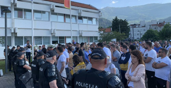 Opet gužva ispred SO Budva, policija čuva ulaz u zgradu