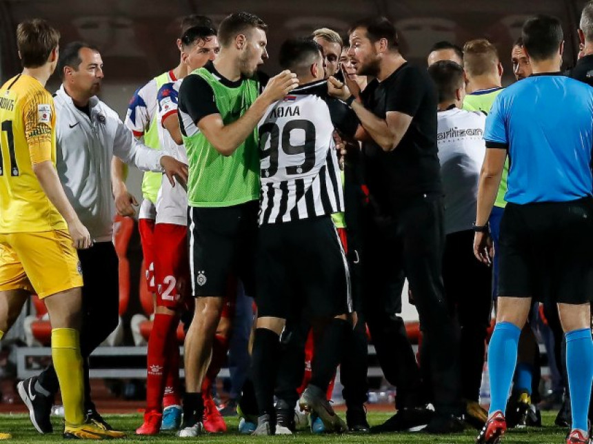 Fudbaler Partizana dobio udarac u glavu (VIDEO)