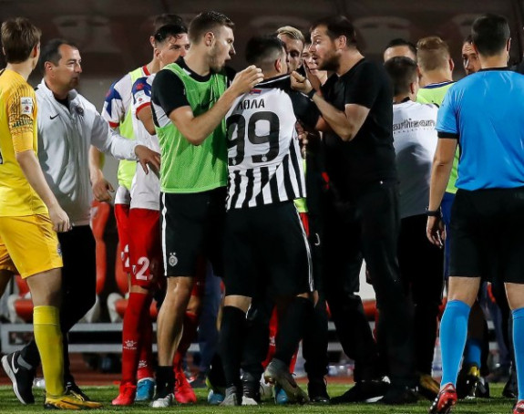 Fudbaler Partizana dobio udarac u glavu (VIDEO)