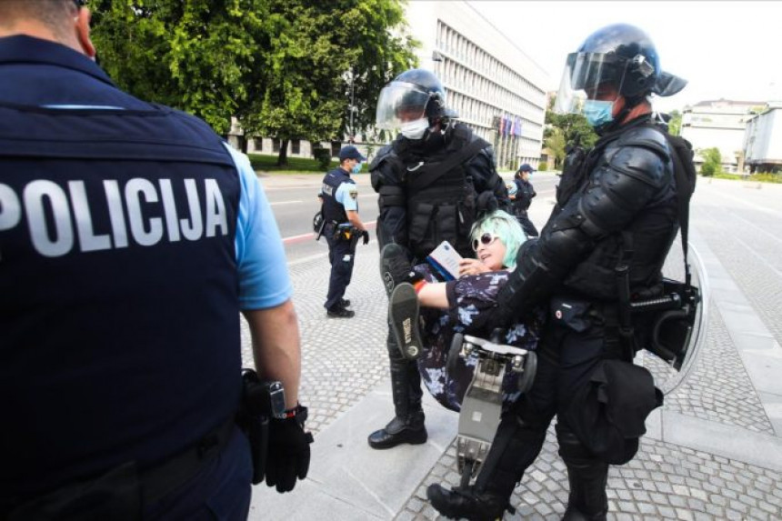 Полиција носила демонстранте са трга у Љубљани