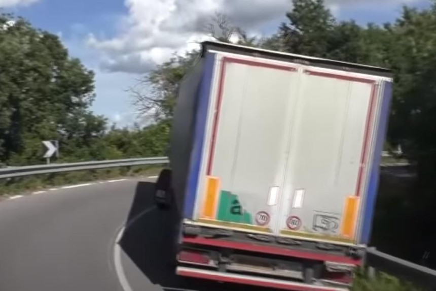 Sportistu udario kamion tokom trke (VIDEO)