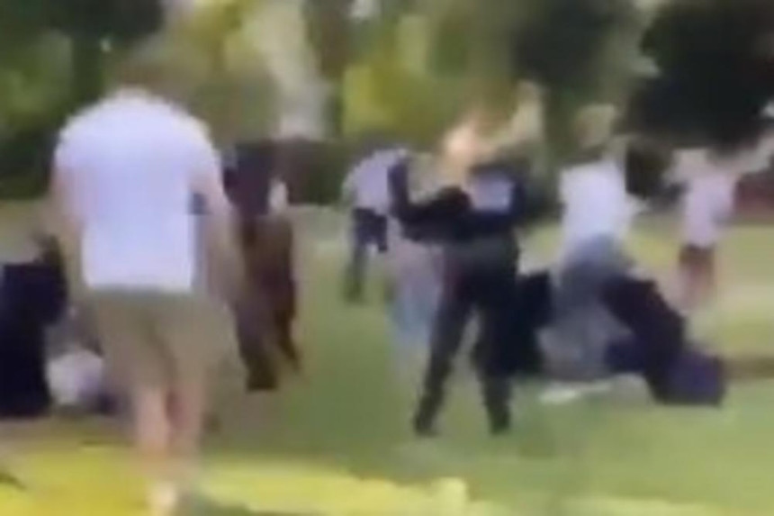 Troje ljudi ubijeno u engleskom gradu Radingu