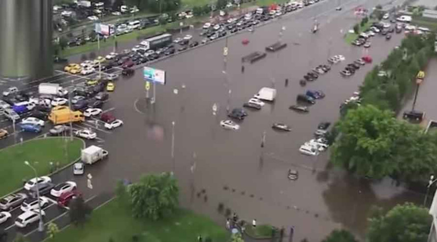 Nevrijeme pogodilo Moskvu, plivaju automobili (VIDEO)