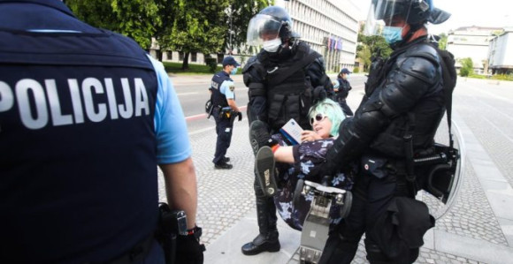 Policija nosila demonstrante sa trga u Ljubljani