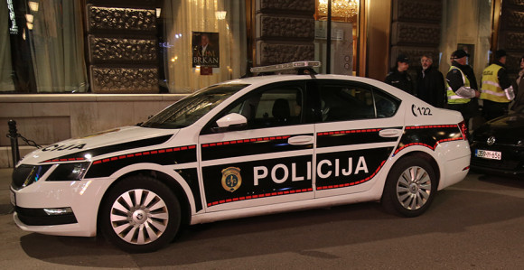 Sjekirom udario muškarca pa pucao iz pištolja