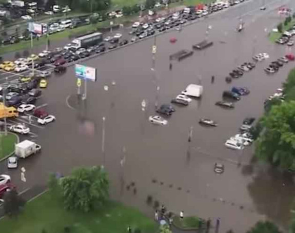 Nevrijeme pogodilo Moskvu, plivaju automobili (VIDEO)