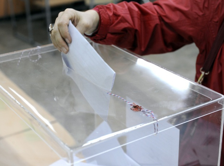 Građani Srbije danas biraju nove sazive parlamenata
