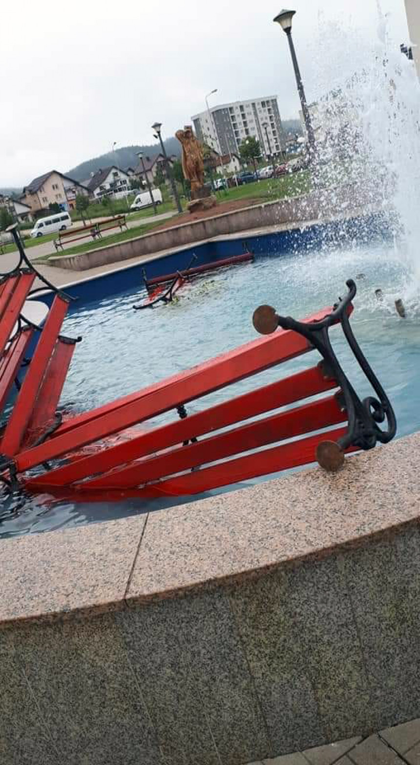Polomljene klupe bačene u fontanu na šetalištu