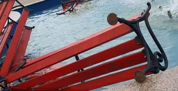 Polomljene klupe bačene u fontanu na šetalištu