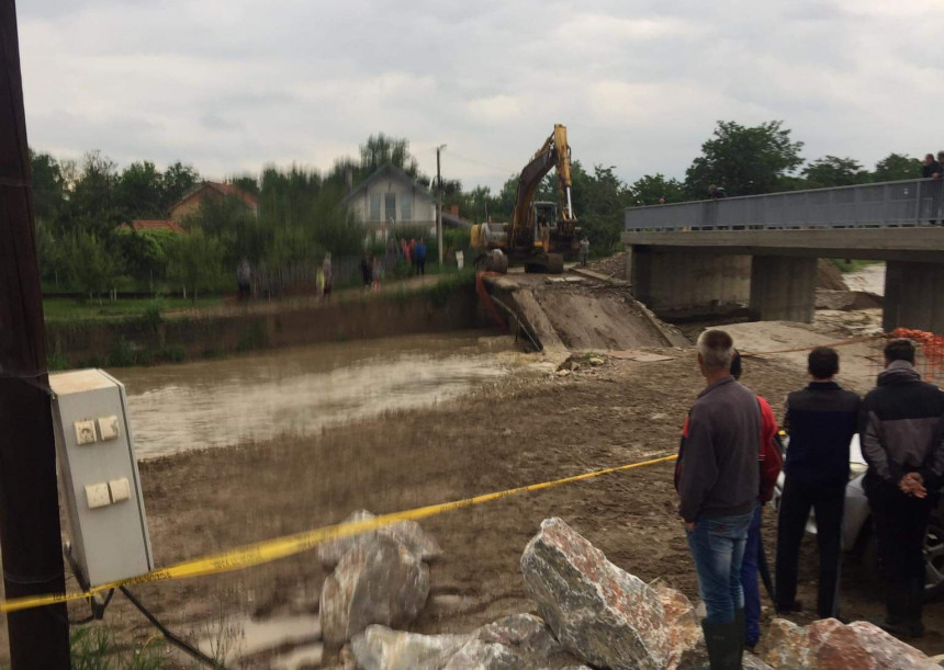 Bijeljina: Voda odnijela stari most u Janji