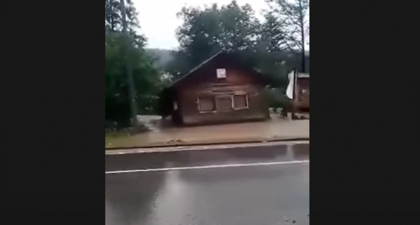 Pogledajte kako bujica nosi kuću u Živinicama