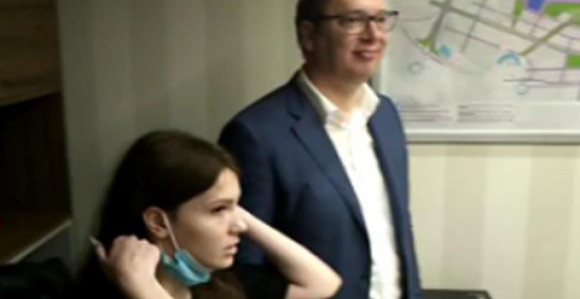 Vučić sa ćerkom u štabu uz pjesmu o Kosovu i Metohiji