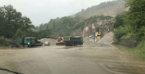 Zvornik: Obustavljen saobraćaj zbog izlivanja vode