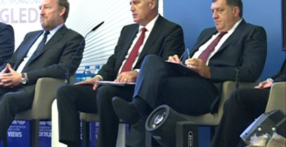 "Izetbegović,Dodik i Čović veća šteta od korona virusa"