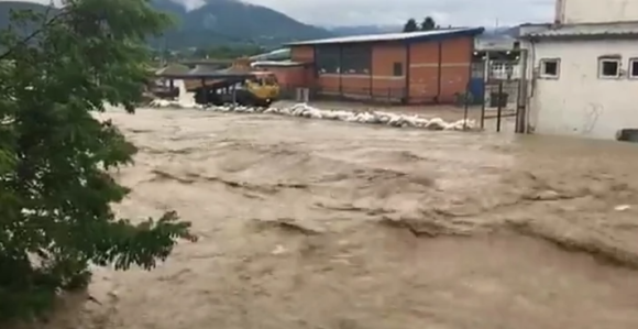 Poplavljen centar Ljubovije, voda nosi sve pred sobom