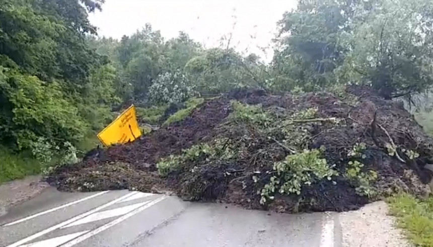 Клизиште блокирало поново магистрални пут Тузла - Сарајево