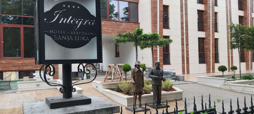 DESANKA I BRANKO KAO MASKOTE: Stanković se širi i na javnu površinu, malo mu bezakonja!