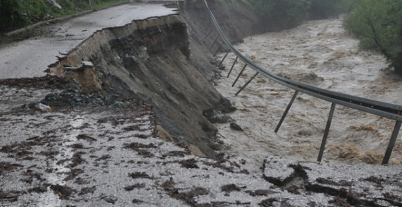 Nabujala rijeka odnijela dio puta kod Kraljeva