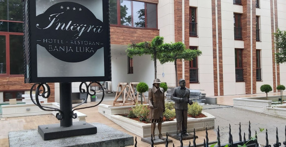 DESANKA I BRANKO KAO MASKOTE: Stanković se širi i na javnu površinu, malo mu bezakonja!