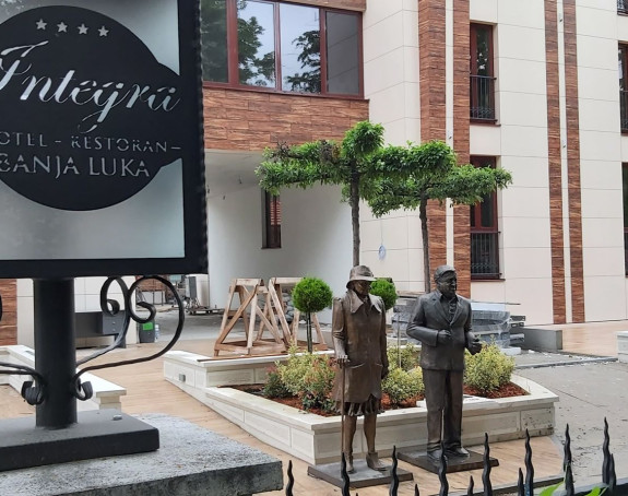 DESANKA I BRANKO KAO MASKOTE: Stanković se širi i na javnu površinu, malo mu bezakonja!