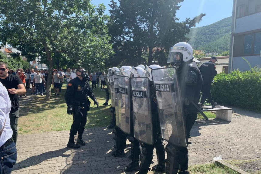 Nastavljeni neredi u Budvi, na građane bačen suzavac