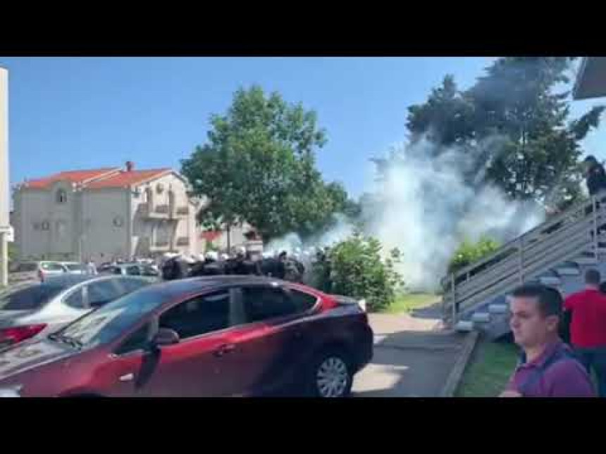 Budva: Uhapšeno 17 osoba, policija zasuta kamenicama