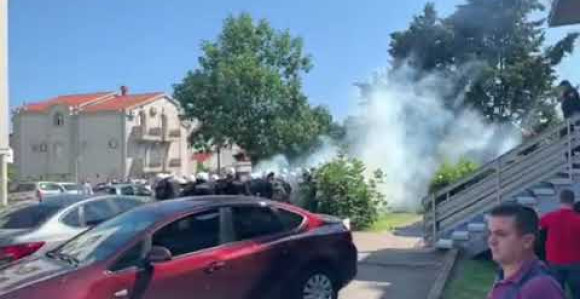 Budva: Uhapšeno 17 osoba, policija zasuta kamenicama