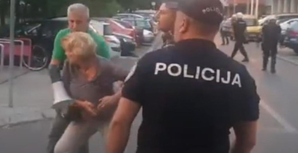 Neredi u Podgorici: Bačen suzavac, policija hapsi