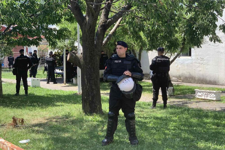 Totalni haos u Budvi: Policija hapsi vatrogasce VIDEO