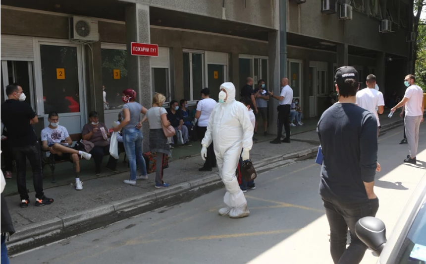 Gužve ispred klinike u Beogradu, ljudi čekaju testiranje
