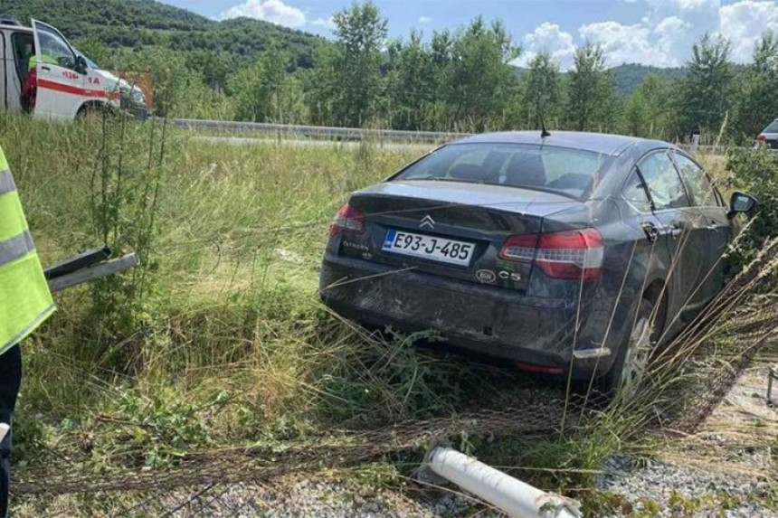 Automobil sletio sa autoputa i završio u krugu firme