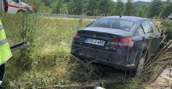 Automobil sletio sa autoputa i završio u krugu firme