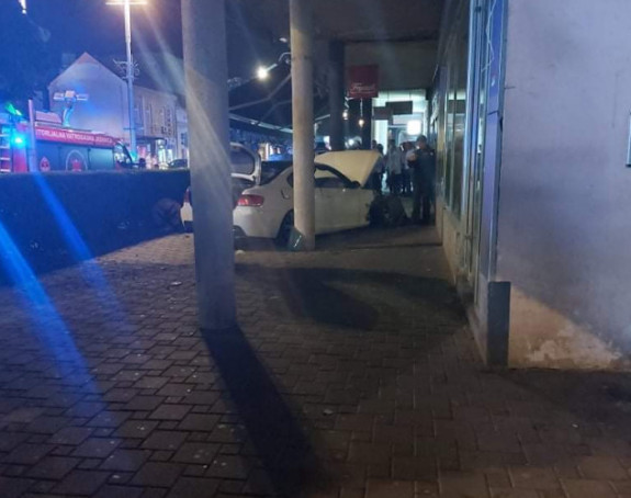 Vozilom uletio u baštu kafića u centru Bijeljine