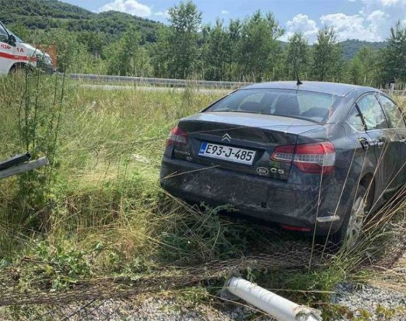 Automobil sletio sa autoputa i završio u krugu firme