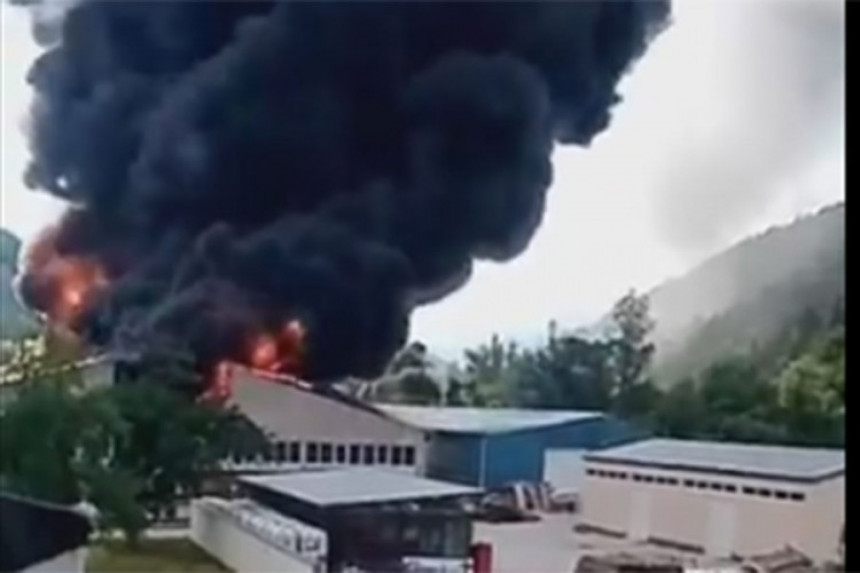 Veliki požar, gori fabrika dijelova u Priboju