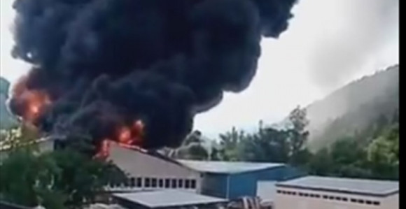 Veliki požar, gori fabrika dijelova u Priboju