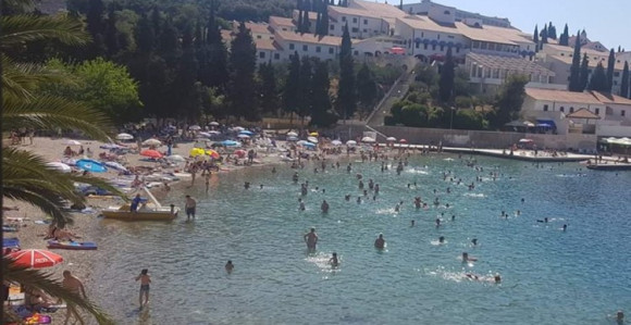 Zatvorene granice, pa more u Neumu vrvi od turista
