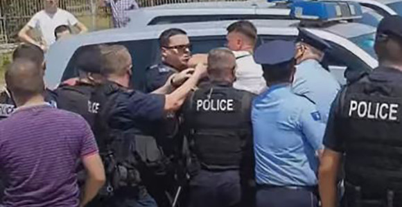 Zbog srpske zastave privedeni na Gazimestanu