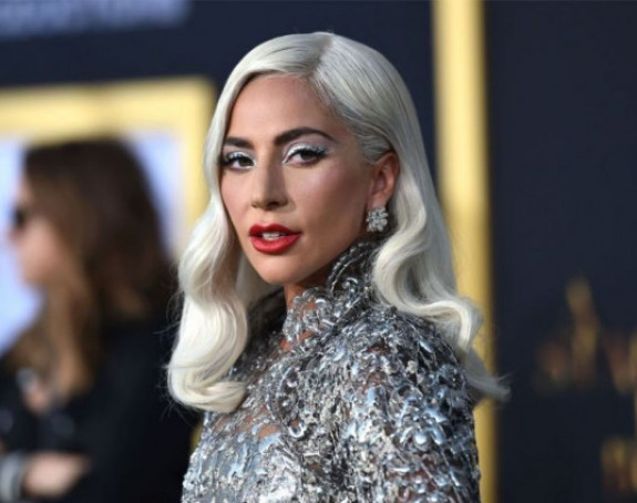 Трудна Лејди Гага - певачица покушала дуксом да сакрије стомак!(ФОТО)